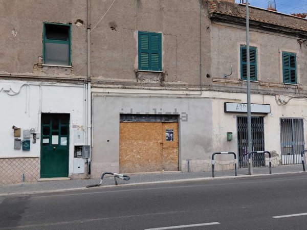 locale commerciale in vendita a Tivoli in zona Villa Adriana