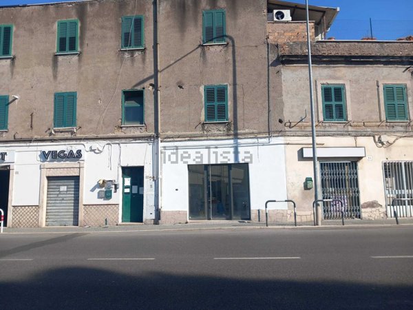 locale commerciale in vendita a Tivoli in zona Villa Adriana