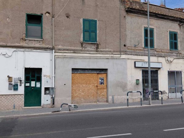 negozio in vendita a Tivoli in zona Villa Adriana
