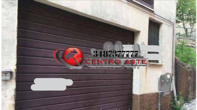 ufficio in vendita a Tivoli in zona Villa Adriana