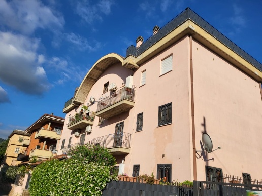 appartamento in vendita a Tivoli in zona Campolimpido