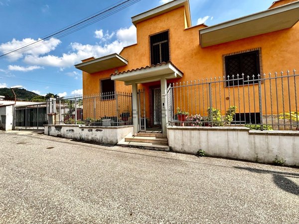 casa indipendente in vendita a Tivoli in zona Campolimpido