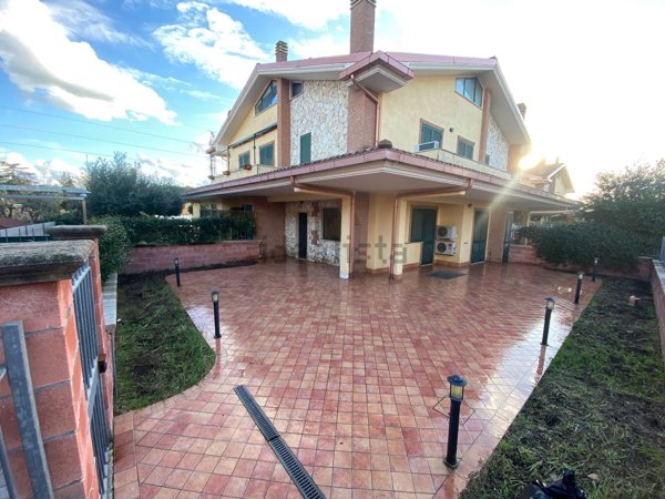 casa indipendente in vendita a Tivoli in zona Terme