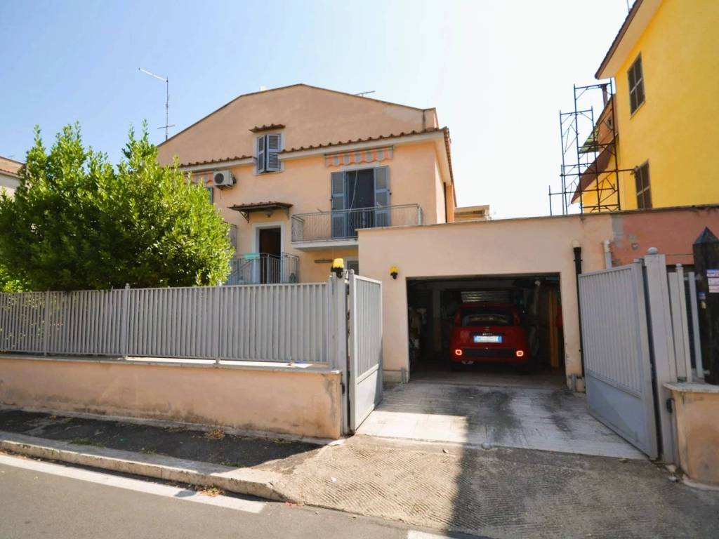 appartamento in vendita a Tivoli in zona Villaggio Adriano