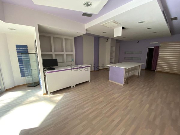 locale commerciale in vendita a Tivoli in zona Terme