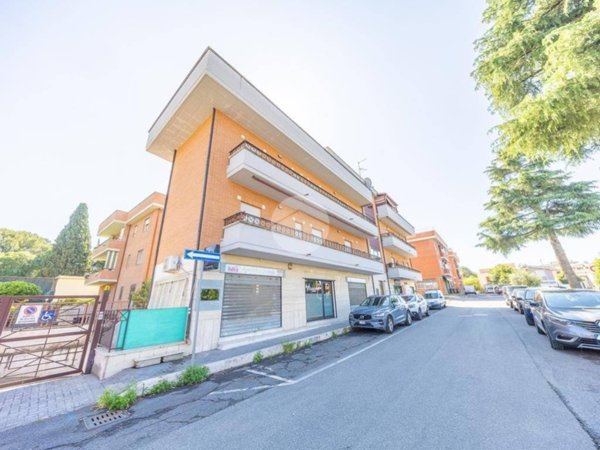 negozio in vendita a Tivoli in zona Villa Adriana