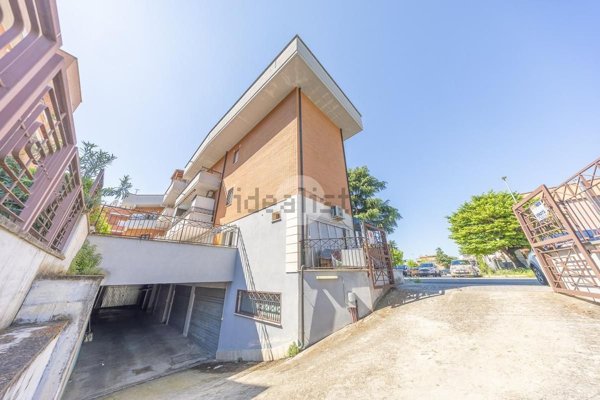 casa indipendente in vendita a Tivoli in zona Villa Adriana