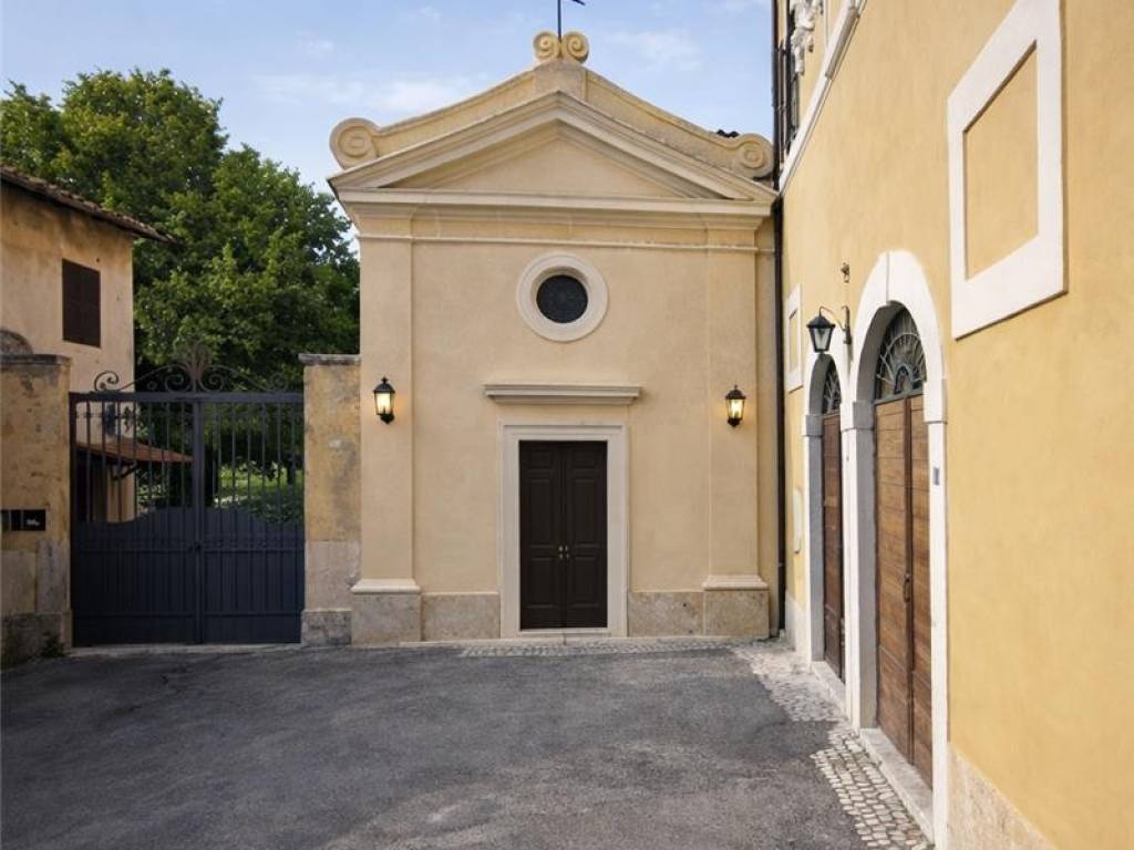 intera palazzina in vendita a Tivoli in zona Villa Adriana