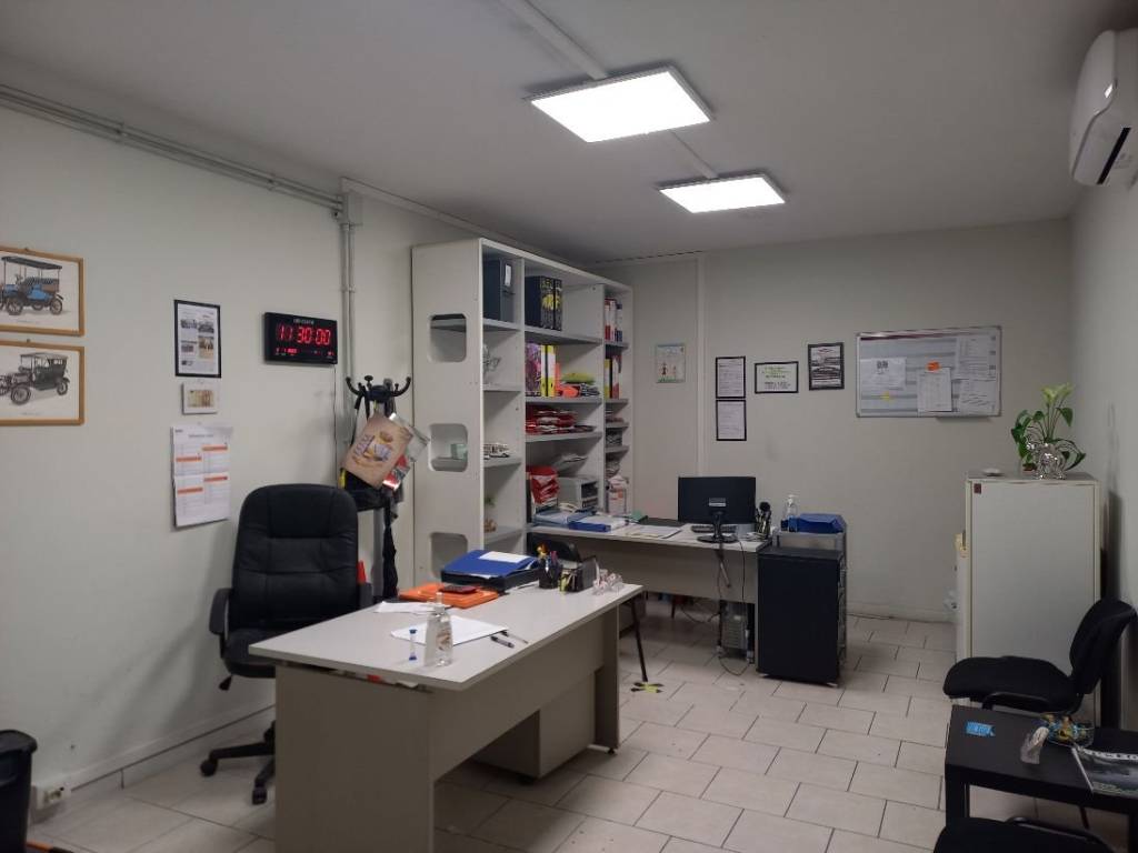 negozio in vendita a Tivoli in zona Villa Adriana