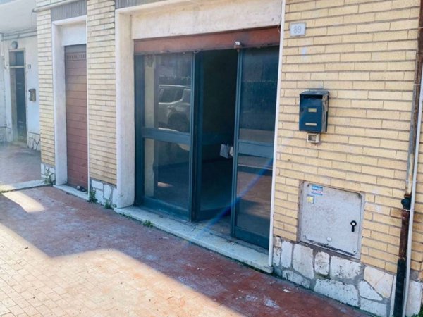 negozio in vendita a Tivoli in zona Villa Adriana