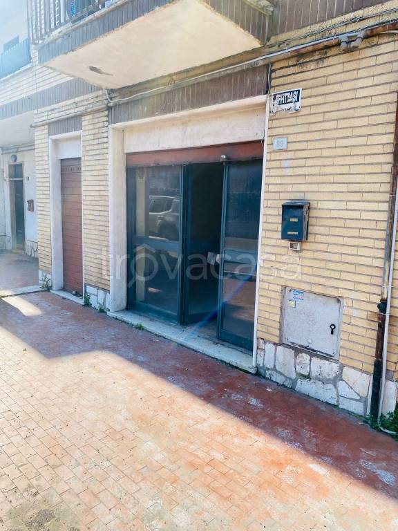 negozio in vendita a Tivoli in zona Villa Adriana