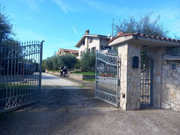 casa indipendente in vendita a Tivoli in zona Favale