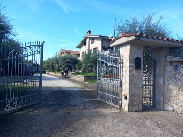 casa indipendente in vendita a Tivoli in zona Campolimpido