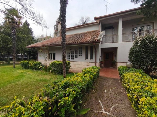 casa indipendente in vendita a Tivoli in zona Villa Adriana