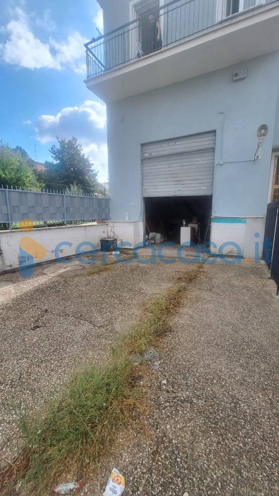 locale commerciale in vendita a Tivoli in zona Villa Adriana