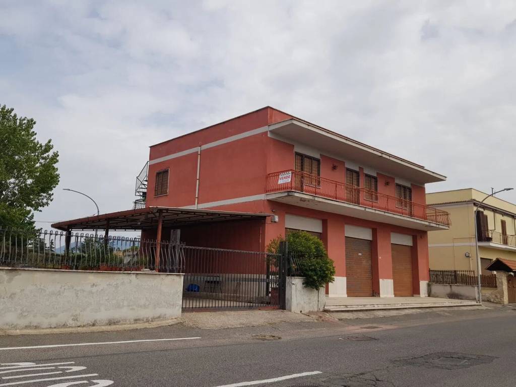 negozio in vendita a Tivoli in zona Terme