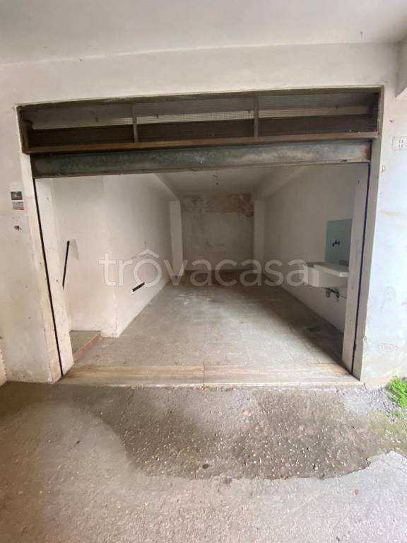 locale di sgombero in vendita a Tivoli in zona Villa Adriana