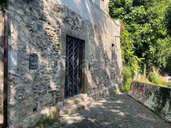 locale di sgombero in vendita a Tivoli