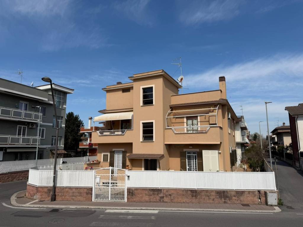 appartamento in vendita a Tivoli in zona Villaggio Adriano