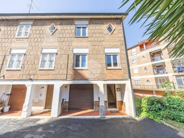 casa indipendente in vendita a Tivoli in zona Villa Adriana