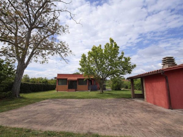 casa indipendente in vendita a Tivoli in zona Villaggio Adriano