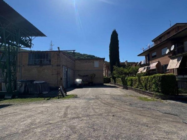 locale commerciale in vendita a Tivoli