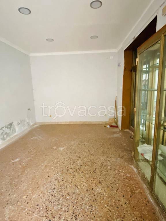 negozio in vendita a Tivoli in zona Terme