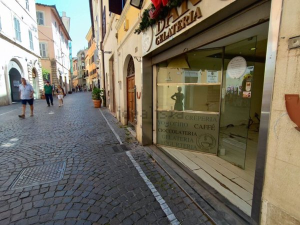 locale commerciale in vendita a Tivoli