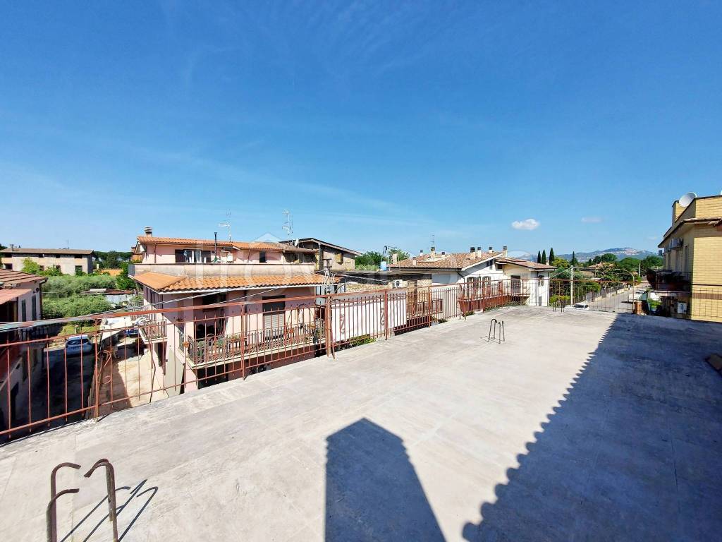 appartamento in vendita a Tivoli in zona Campolimpido