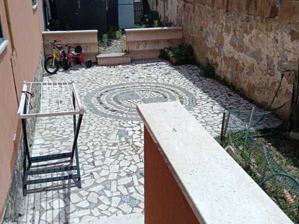 appartamento in vendita a Tivoli in zona Terme