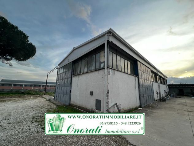 capannone in vendita a Tivoli in zona Villaggio Adriano