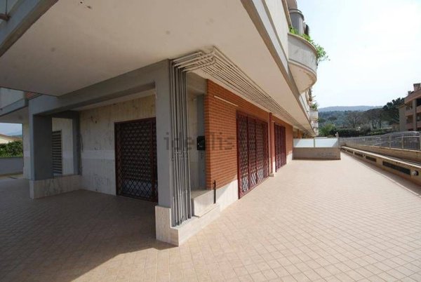 locale commerciale in vendita a Tivoli in zona Campolimpido