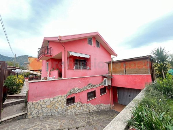 casa indipendente in vendita a Tivoli in zona Campolimpido