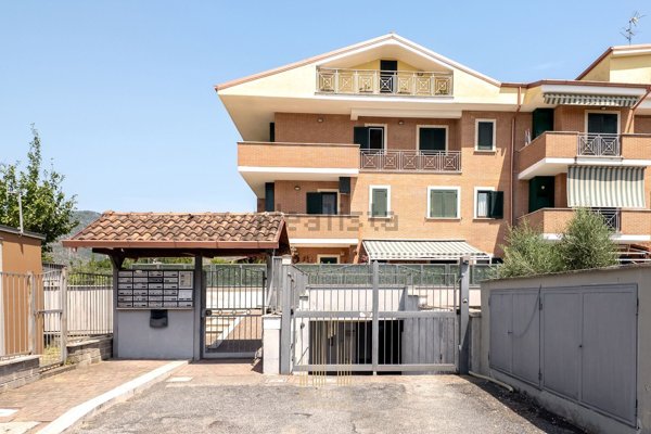 appartamento in vendita a Tivoli in zona Campolimpido