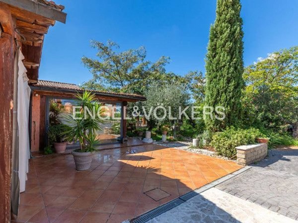 casa indipendente in vendita a Tivoli in zona Ponte Lucano