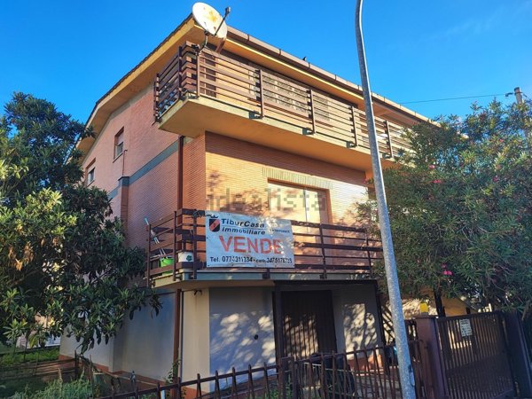 casa indipendente in vendita a Tivoli in zona Terme