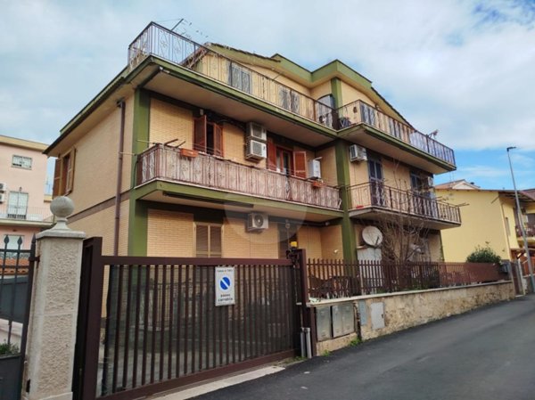 appartamento in vendita a Tivoli in zona Campolimpido