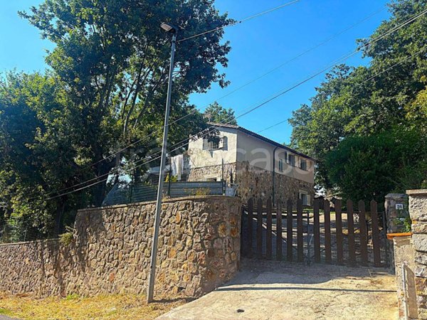 casa indipendente in vendita a Tolfa
