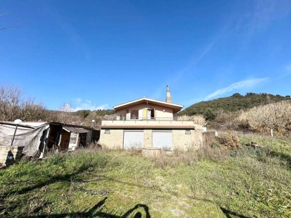 casa indipendente in vendita a Tolfa