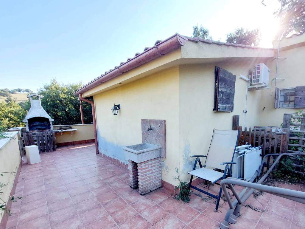 casa indipendente in vendita a Tolfa