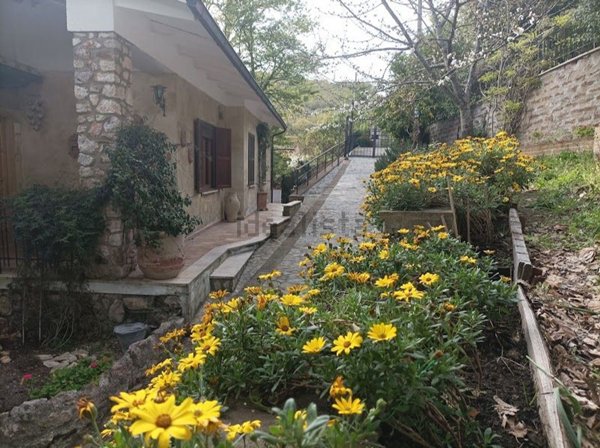 casa indipendente in vendita a Tolfa