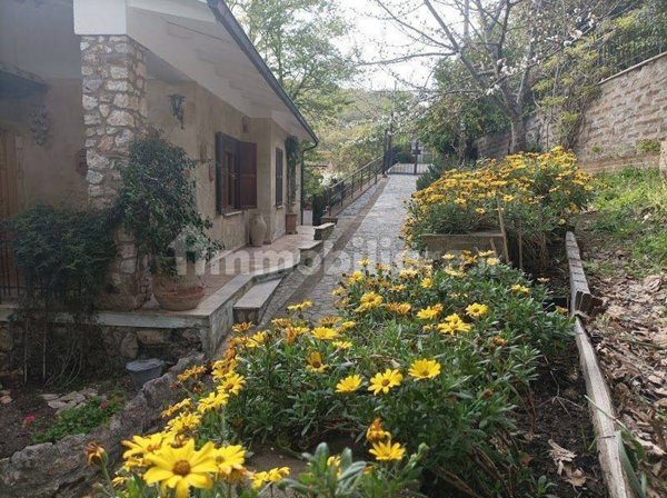 casa indipendente in vendita a Tolfa