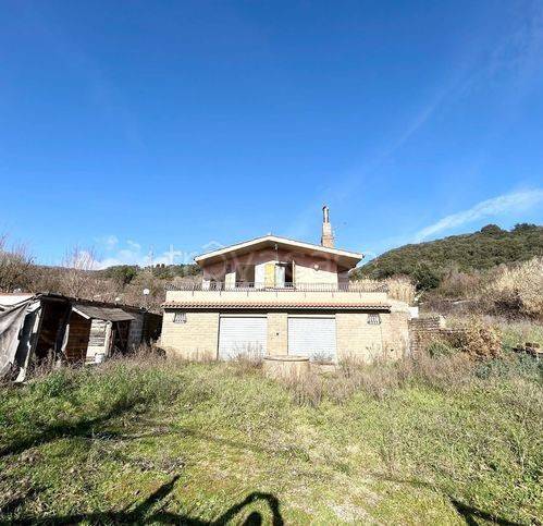 casa indipendente in vendita a Tolfa