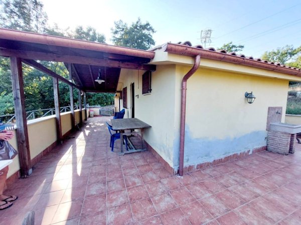 casa indipendente in vendita a Tolfa in zona Rota