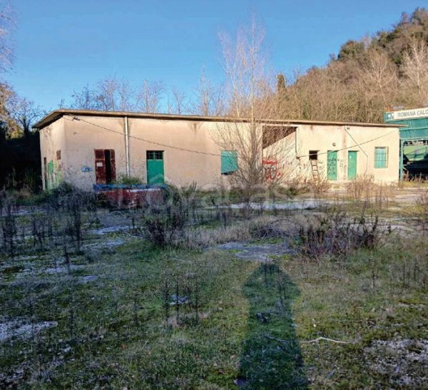 locale commerciale in vendita a Torrita Tiberina