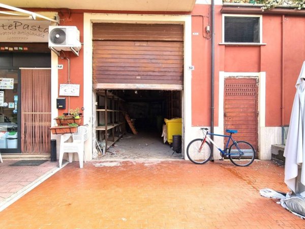 locale commerciale in vendita a Trevignano Romano