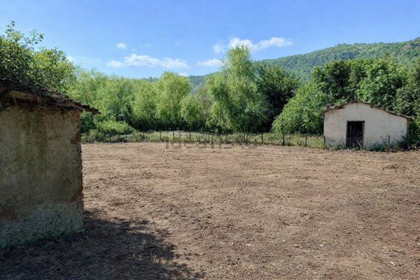 locale di sgombero in vendita a Trevignano Romano