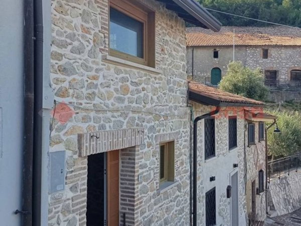 casa indipendente in vendita a Vallinfreda