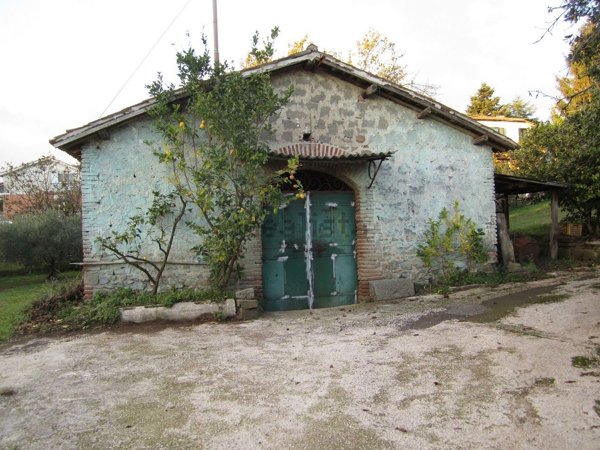 locale commerciale in vendita a Velletri