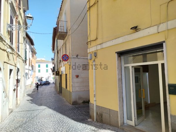 locale commerciale in vendita a Velletri